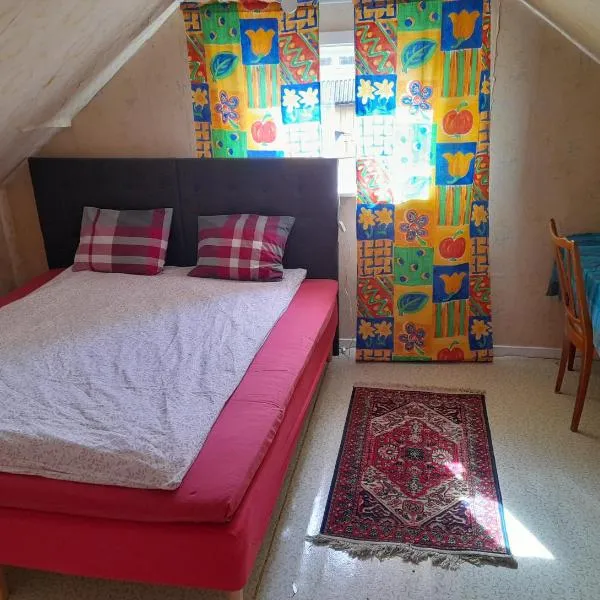 Small bedroom, outside toilet, shower kitchen, 120 m from Sandbach, hotel en Hunge