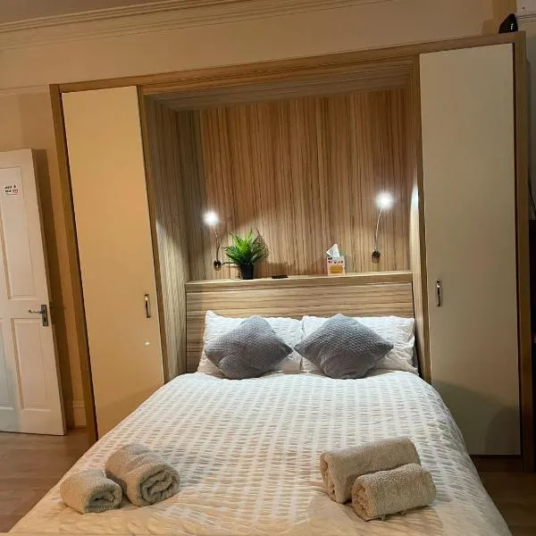 Room in family home near Penny Lane Liverpool, hotel v destinaci Liverpool