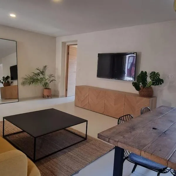 Appartement avec terrasse au centre du village, отель в городе Каржез