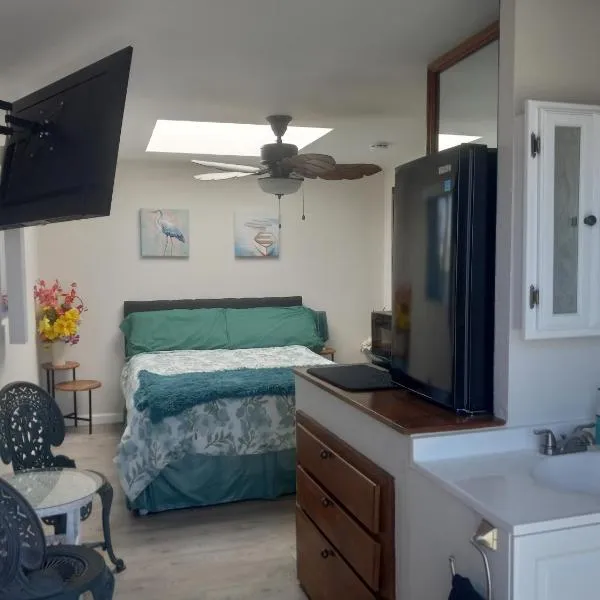 Master SUITE STEPS TO BAY & BEACH, hotel v San Diegu