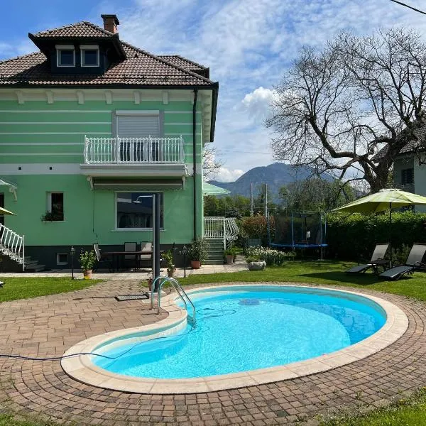 Vila Lesce with heated outdoor pool, hotel v destinaci Lesce