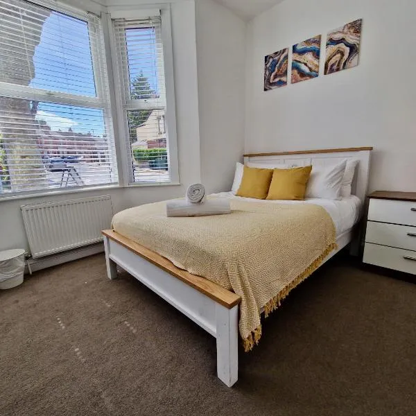 Incredible Private Rooms All with Private Bathrooms in a Fully Serviced House next to City Centre with Free Parking, hotelli kohteessa Coventry