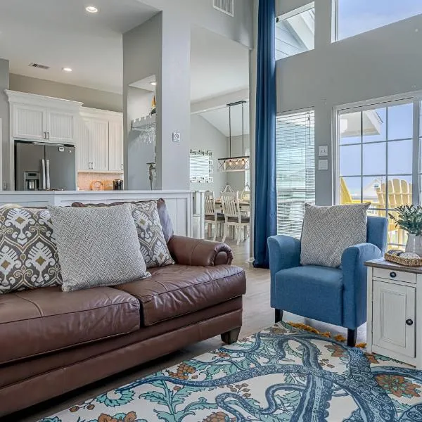Hot Tub - Ocean Views - Steps to Private Beach - Quiet Location, hotel in Galveston