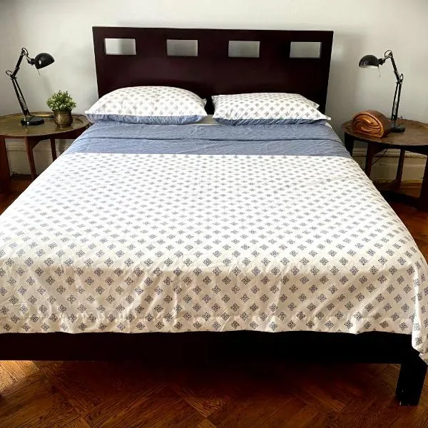 Spacious Bedroom in a Brooklyn House Shared with Host, hotel in Brooklyn