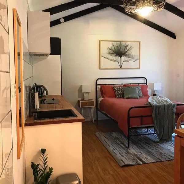 Hopkins Homestead Farm Stay Studio, hotel v destinaci Kettering