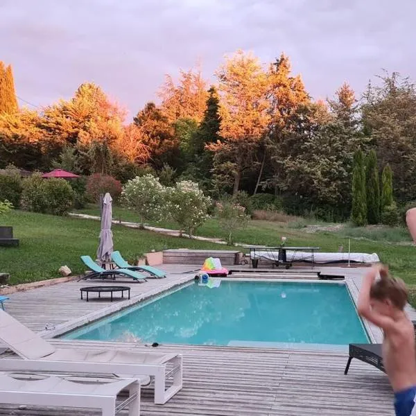 Chalet bois cosy avec piscine Aix nature, hotel v Aix-en-Provence