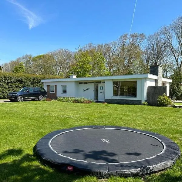 Family bungalow with garden for 6-8 people, hotel en Cadzand
