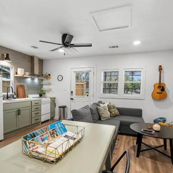 NEW! The Yellow Door- Downtown Wimberley w/ River Access, hotel v destinaci Wimberley