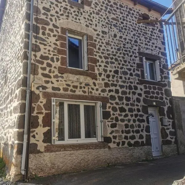 Maison de village brocante, hôtel à Coucouron