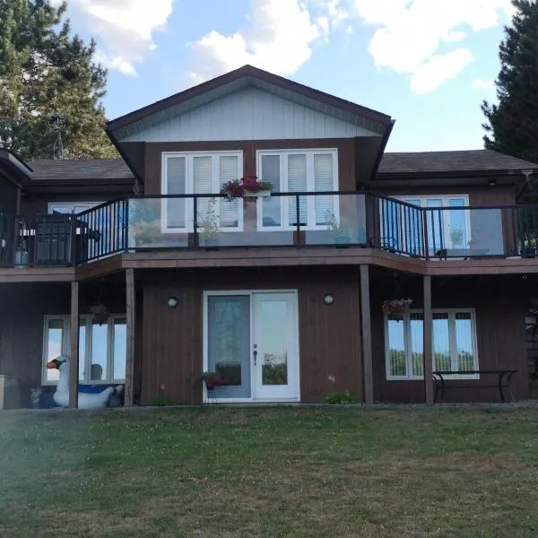 Peaceful restful & fun on the water, hotel en Golden Lake