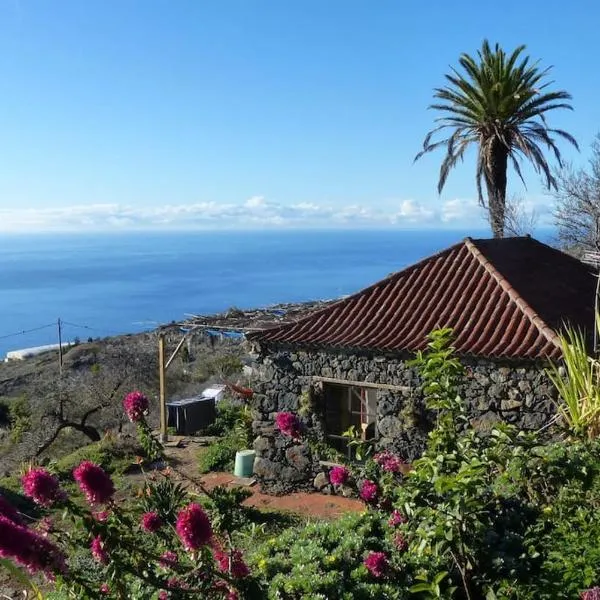 Casita en el campo con vista al oceano, hotel en Tijarafe