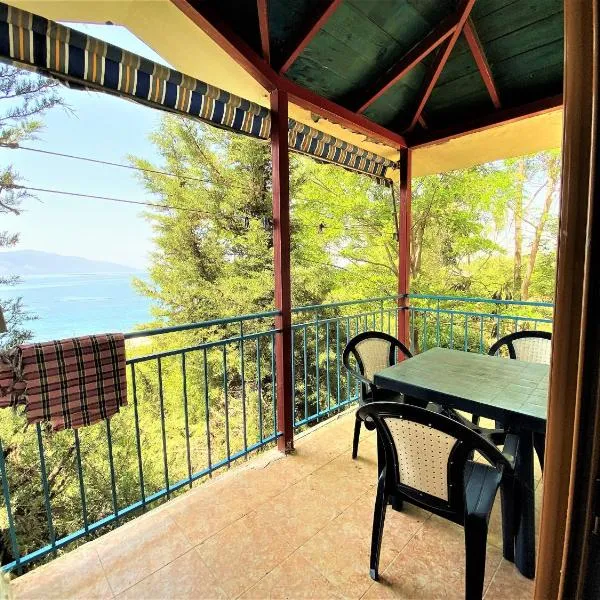 Ramo's Cozy Beachside Haven with Panoramic Views - 1st, hotel v destinaci Vlorë