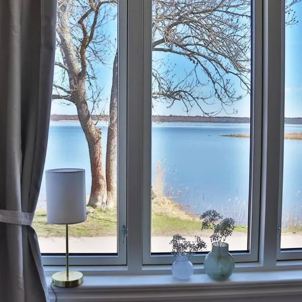 Captivating Harbor View Suite, hotel in Gräsö