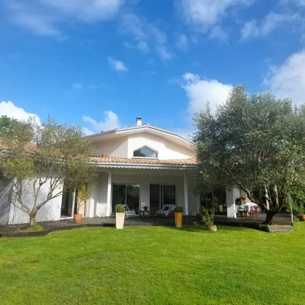 Agréable Maison sur le Bassin d'Arcachon – hotel w mieście Andernos-les-Bains