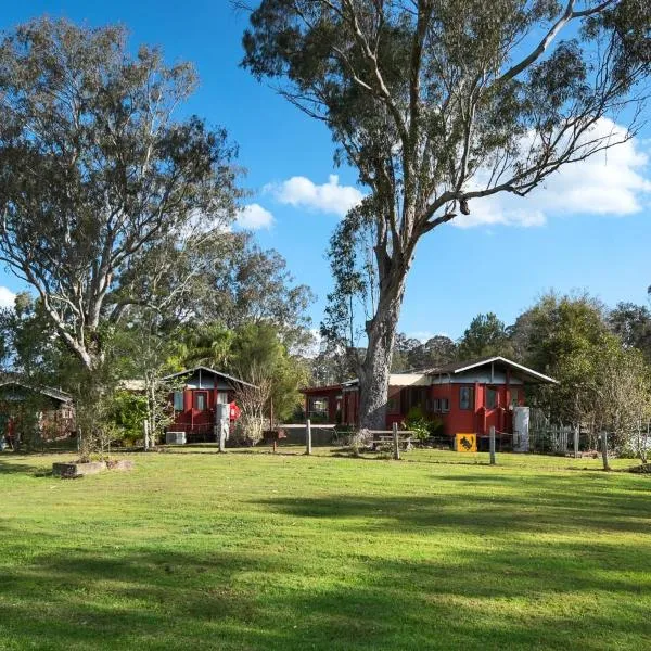Carriageway Retreat - Unique Red Rattler Carriages and Units、Brookfieldのホテル