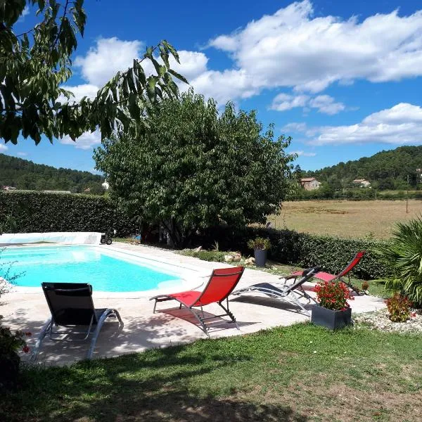 Gîte la Pradelienne en Cévennes avec piscine privée、Saint-Julien-des-Pointsのホテル