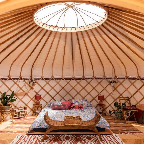 Luxury yurt glamping at Littlegrove, hotel en Adventure Bay