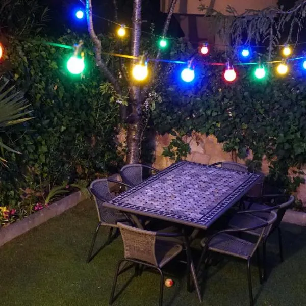 Bonita Casa Jardín Privado 5min a pie de Playa, hotel u gradu 'Roda de Bará'