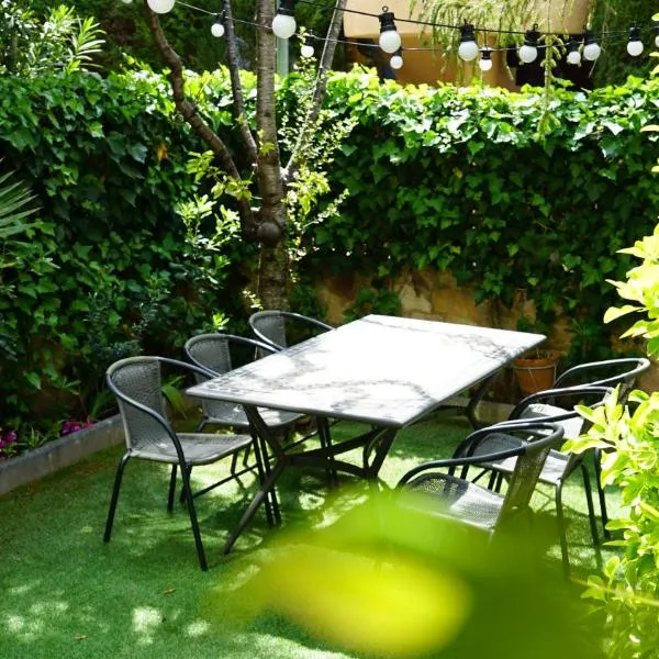 Bonita Casa Jardín Privado 5min a pie de Playa, hotel v destinaci Roda de Bará
