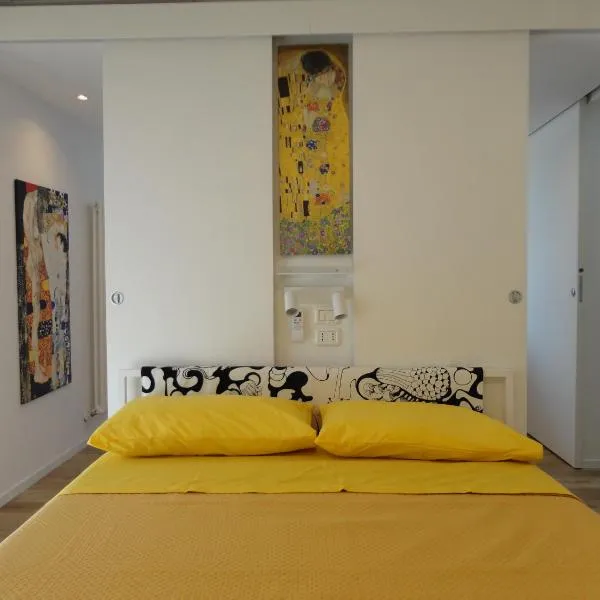 CASA KLIMT vicinissima al mare parcheggio privato gratuito se disponibile, khách sạn ở Pescara