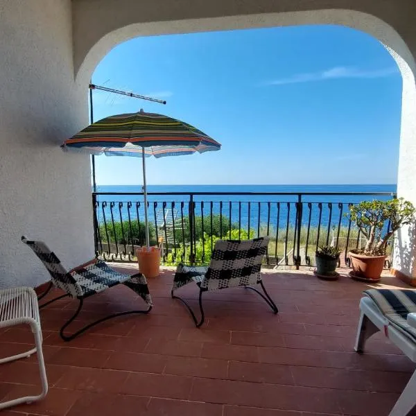 Corallo Blu Appartamento sul mare, hotel v destinaci Riaci Capo