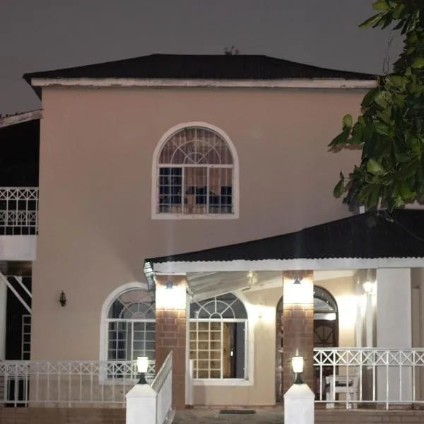 Captains Villa - where Lake Malawi and Shire River meet, historical hotel at waterfront next to the Lake Museum in Mangochi Town, hotel v destinaci Mangochi