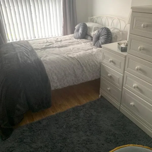 House - Sleeps 4 with Cozy Fireplace, hotel v destinaci Larne