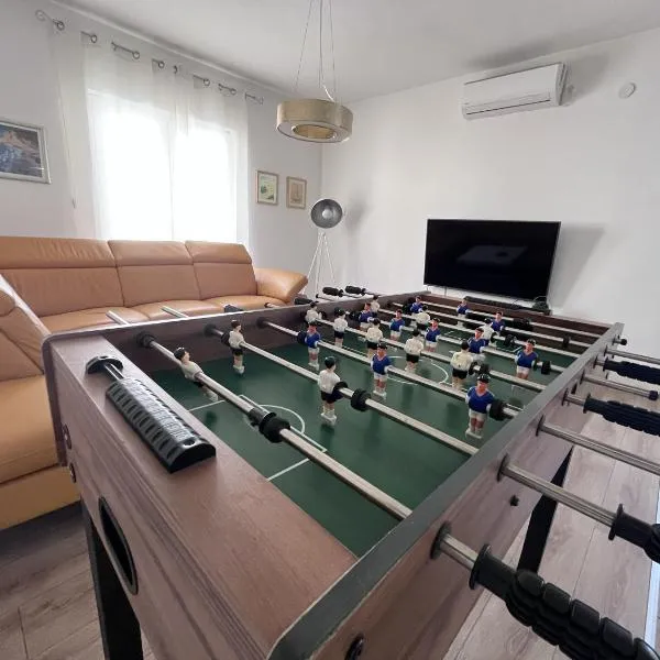 Spacious 4 bedroom apartment with free parking lot, hotel in Novalja