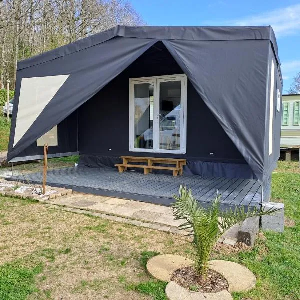 Camping le Bois Jahan, hotell i Condeau