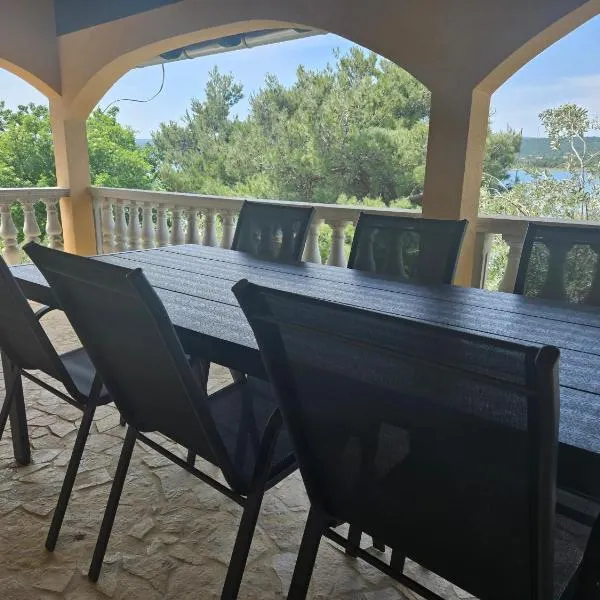 VILLA PUNTA BLAVA - beach front, ideal for kids, large terraces with sea view, internet, Netflix, no pets allowed, 3Kw EV ch, hotel v destinaci Obrovac