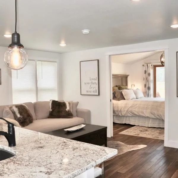Adorable Bungalow w/ Private Patio Mins away from Downtown Rapid City, hotel in Rapid City