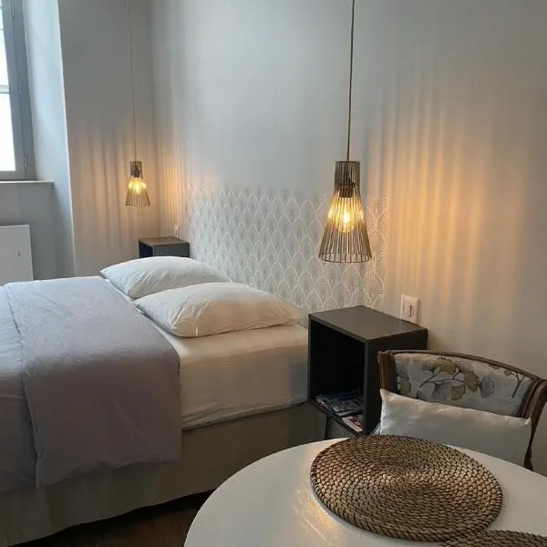 Hysope : Studio aux couleurs toutes douces !, hotel v destinaci Bagnères-de-Bigorre