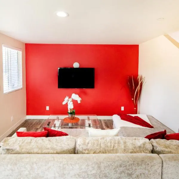 Large Condo Sleeps 10 near Downtown Los Angeles, hotel in Los Angeles