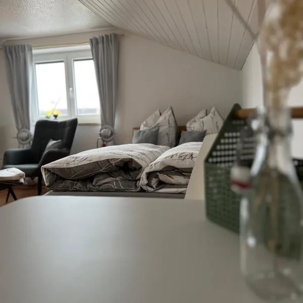 Dachgeschosswohnung in Weiherhammer, hotel v destinaci Weiherhammer