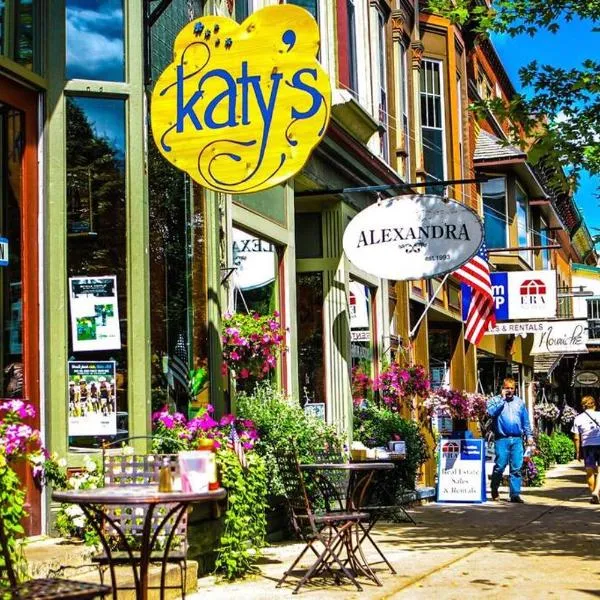 Chair Lift Lodge- Best Location in EVL Village!, hotel in Ellicottville