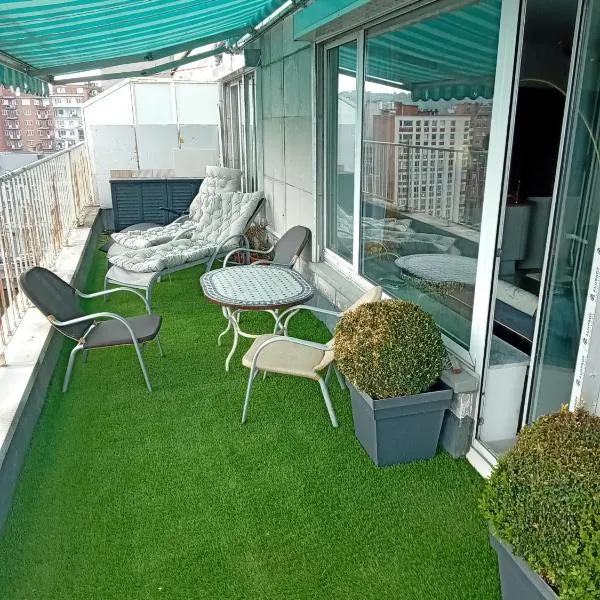 Liège centre Médiacité appartement possible parking terrasse immense 8ème pour 2 personnes, hotel v destinaci Lutych
