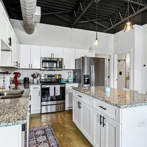 Brand New Condo near downtown Nash w washer dryer, hotel en Nashville