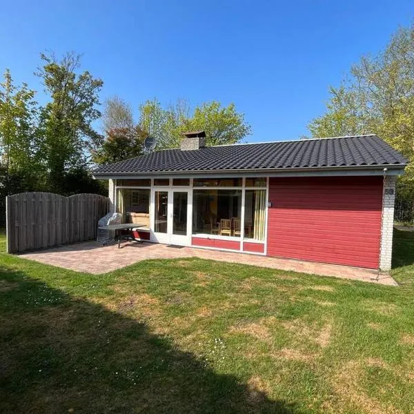 Knusse bungalow op groen park!, hotel in Ouddorp