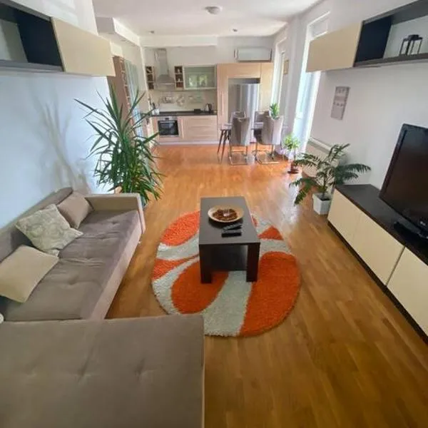 Azzaro apartment with two bedrooms, hotel u gradu Bežanija