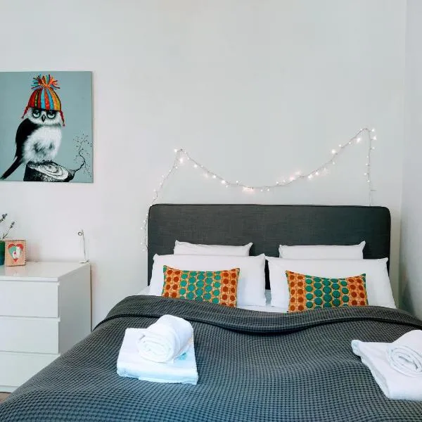 Central 2 bedroom flat for families & calm guests, hotel em Berlim