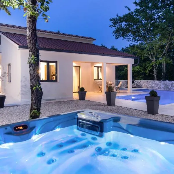 VILLA PORTUM - Heated Pool, Jacuzzi, Sauna, Playground - FAMILY ONLY, hotell i VeliGolji