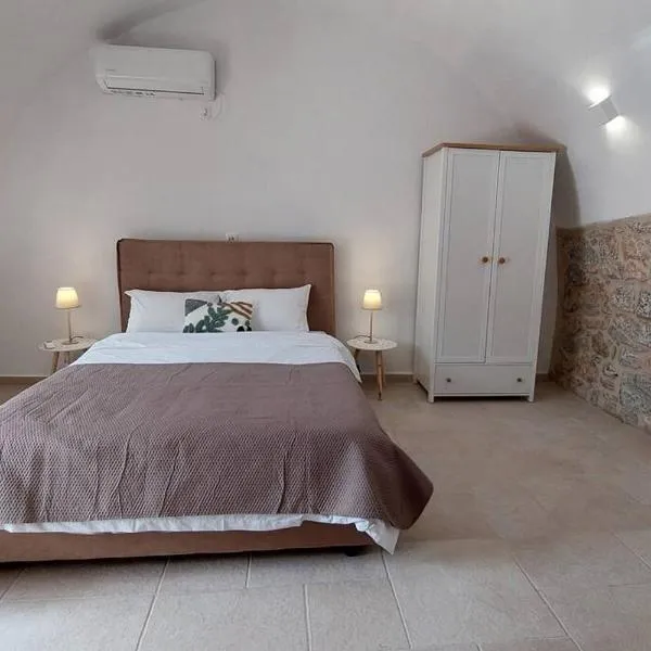 200 year old 'Kamara Suite' with private garden, hotel in Pirgos Dhirou