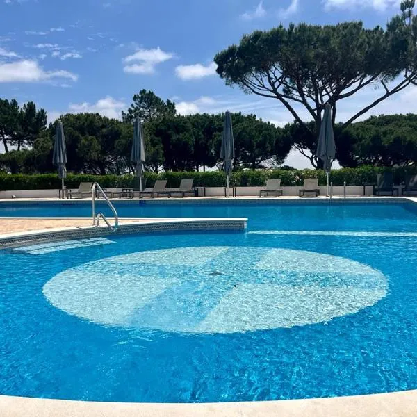 Beautiful apartment set in the heart of Quinta - Newly Refurbished, hotel in Almancil