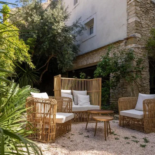 Le Clos Violette et Le 11 D'Aglaé - Hôtel de Charme Design de Luxe, hotel v destinácii LʼIsle-sur-la-Sorgue