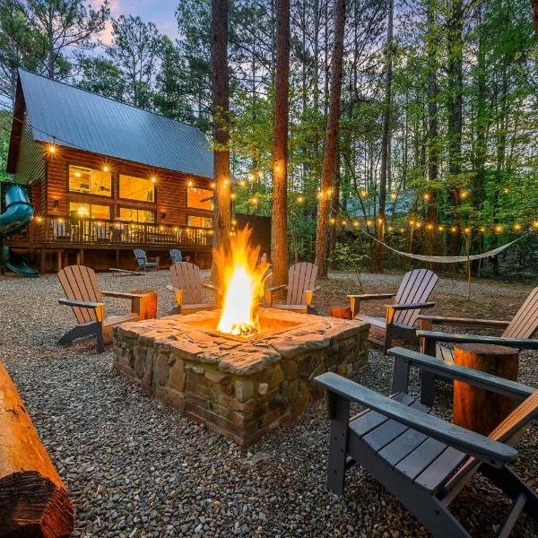 Hickory Bear - Cabin surrounded by pines, Sleeps 10, Hot Tub, Fire Pit, Arcade, Foosball Table & Deck Slide, hotel in Battiest