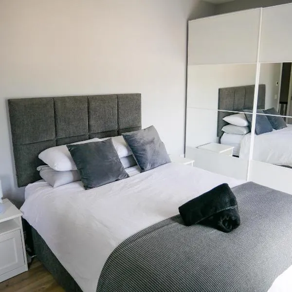 Entire Modern Home with seaview and parking, hotel v destinaci Wicklow