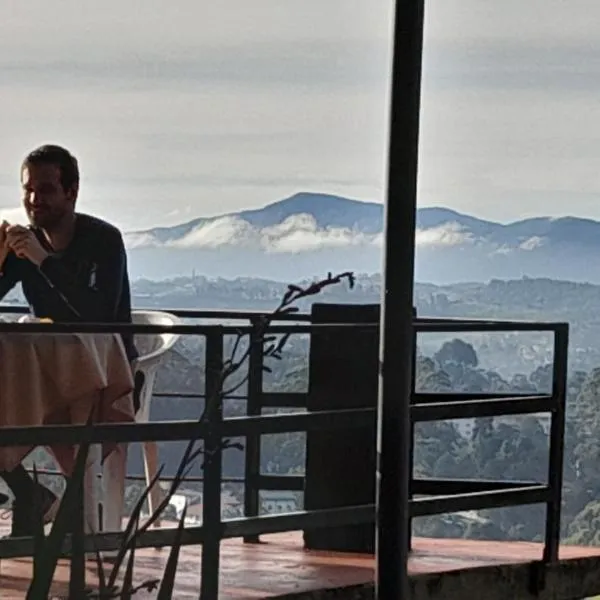 woods hut, hotelli kohteessa Nuwara Eliya