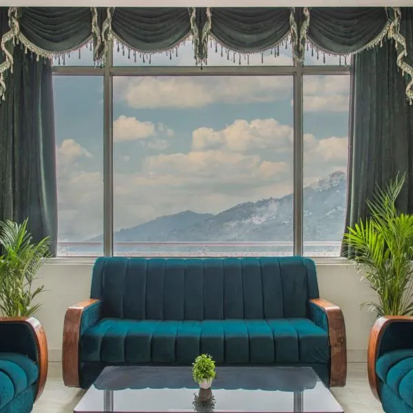 Host Jatin Kasauli Pine Villa 7oI827o7o3, hotel v destinaci Kasauli