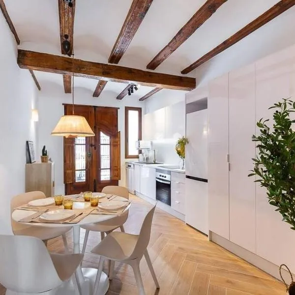 Beautiful restored house with terrace, hotel ve Valencii