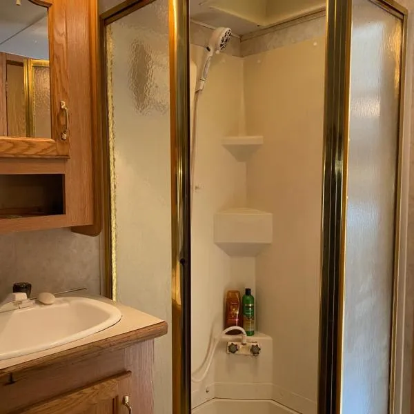 Comfortable RV in a farm, hotel v destinaci Nanoose Bay